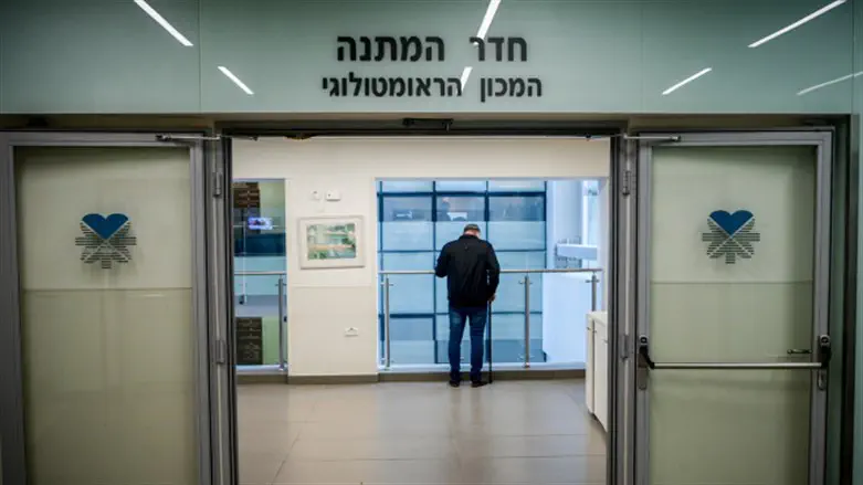 פרובוקציית הבייקון באיכילוב; הכלים נזרקו