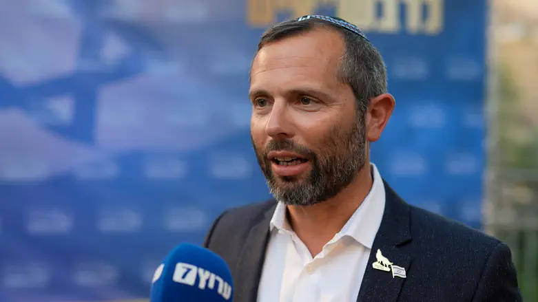 גנץ דורש מנתניהו: ריבונות, חוות והעמקת האחיזה בשטחי A ו-B