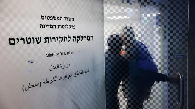 קצין משטרה פוטר לאחר שקיים יחסי מין עם אישה ששחרר ממעצר