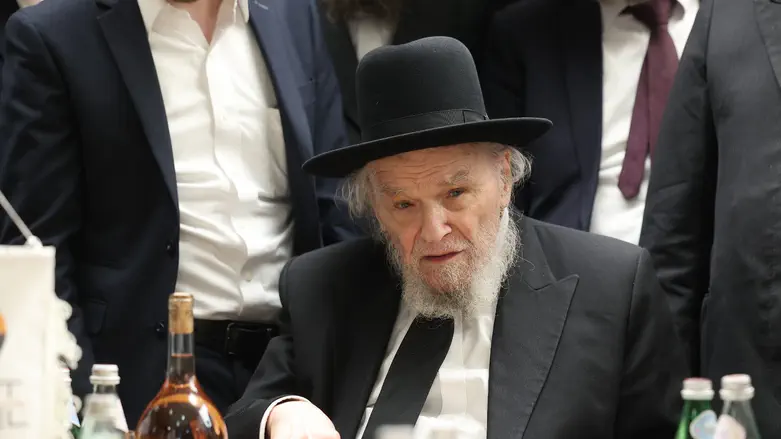 מי אישר את המאמר החריף? הכחשה מבית הרב הירש מעוררת סערה בדגל התורה
