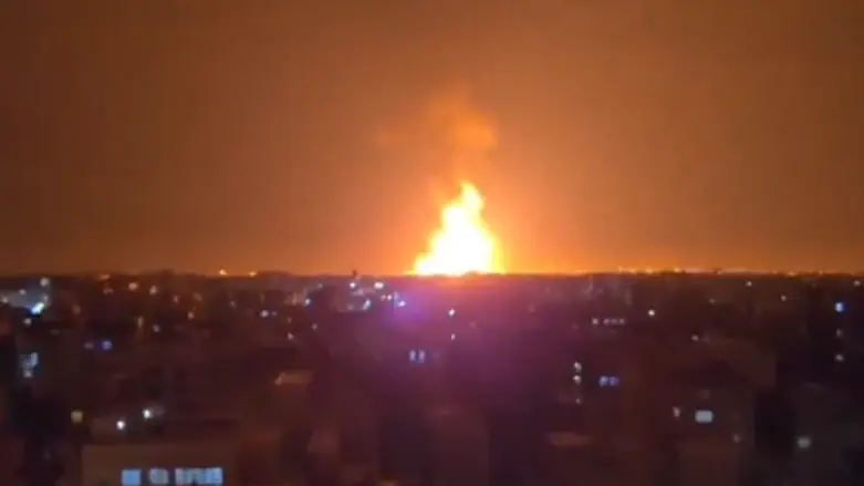 המצור האמריקני מכביד על איראן: הכנסות הנפט מתכווצות והריאל נחלש