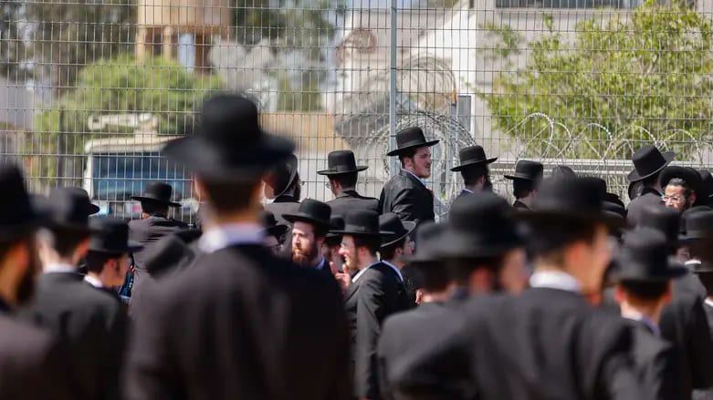 מול כלא 10: מאות ילדים הפגינו נגד מעצר עריקים