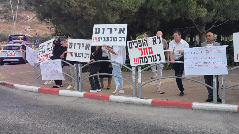 מתמחים הפגינו מול ביתו של יריב לוין בדרישה להתערב בבחינת הלשכה
