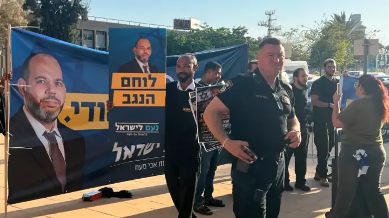 מול מחאת השמאל: עשרות מתושבי הנגב הפגינו תמיכה בסגן ראש עיריית באר שבע שמעון טובול