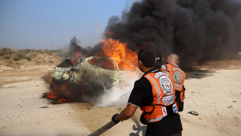 תיעוד מעזה: רכבו של מפקד משטרת מחוז עזה עולה באש לאחר התקיפה