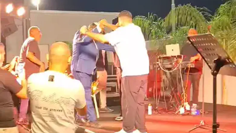 צפו: איתמר בן גביר הצטרף ל"היוצרים" על הבמה והלהיב את הסוהרים