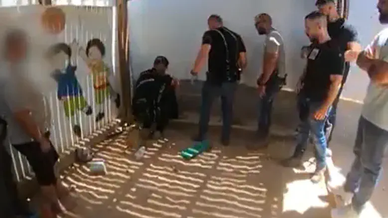 צפו: M-16 הוסלק בארגז חול בגן ילדים ברהט; חשוד נעצר