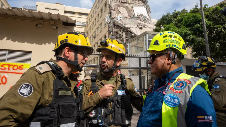 בין ההריסות בקולומביה | הישראלים לא מוותרים: "הזמן הולך ואוזל"