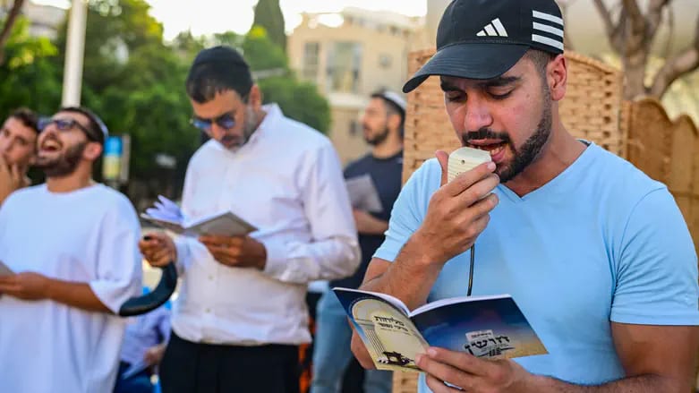 עימותים בתפילת סליחות בהפרדה בכיכר הבימה; הפקחים פינו את המחיצה