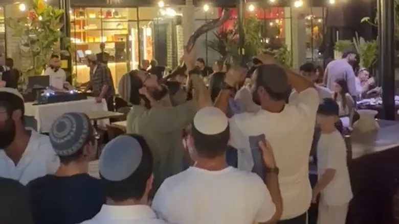 לאחר התקיפה בעקבות תקיעת השופר: מפגן תמיכה במסעדה בסביון