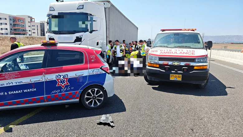 נהג משאית ירד לתקן פנצ'ר ונהרג מפגיעת רכב ליד עפולה