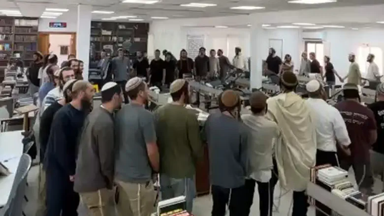 צפו: ריקודים בישיבת אביתר לציון "יום הביפרים"