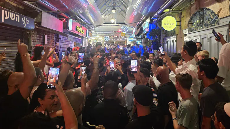 "מי שמאמין לא מפחד": בן גביר רקד עם המבלים בשוק מחנה יהודה