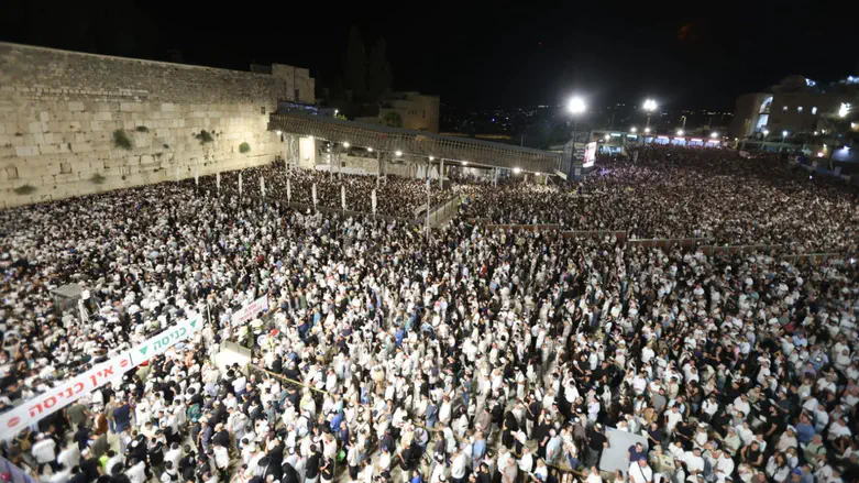 רבבות בכותל: יותר מ-50 אלף השתתפו במעמד הסליחות המרכזי