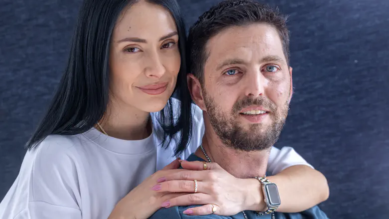 "מזמור לתודה": שורד השבי אלקנה בוחבוט ואשתו רבקה חובקים בת