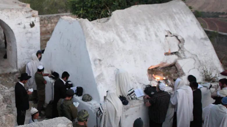 צה"ל יעניש לוחם מילואים שתועד מתפלל בקבר אלעזר בן אהרן בשטח B