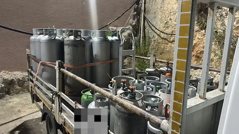 מאחורי הבית ובמחסן: המשטרה תפסה יותר מחצי טון גז שאוחסן באופן מסוכן