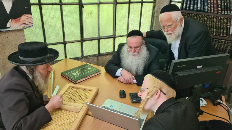 פסק הלכה: מותר להשתמש בסכך ממונע ומתקפל