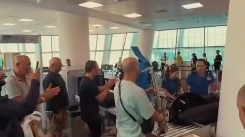 הבודק הביטחוני ביקש הוכחה | "עם ישראל חי" במהלך הבידוק באזרבייג'ן
