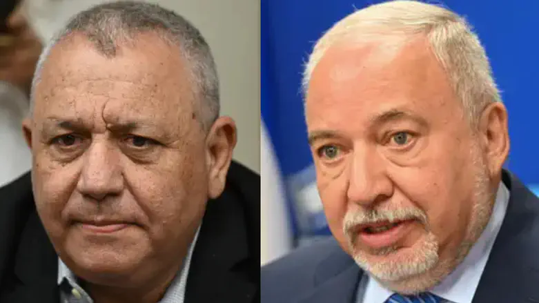 צרות בגוש מתנגדי נתניהו | ליברמן רומז: איזנקוט מתכנן ללכת עם רע"מ