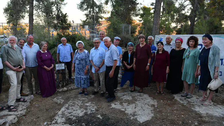 במלאת 15 שנה לפטירתו: הונחה אבן פינה לבית חנן פורת בגוש עציון