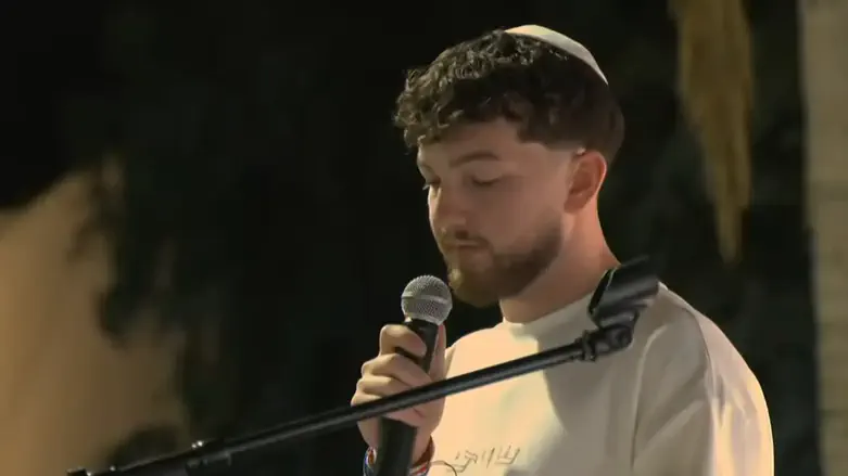 שנה לשובו מהשבי: בר קופרשטיין מוביל ערב הודיה וסליחות בכיכר החטופים