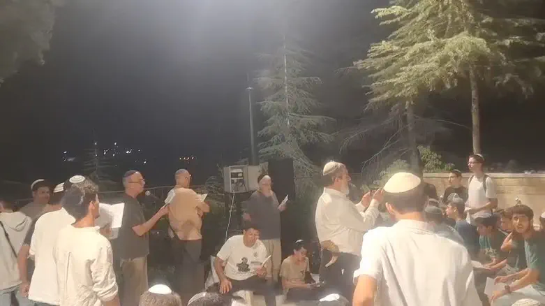 בין קברי הלוחמים בהר הרצל: ערב של זיכרון, ניגוני נשמה וסליחות