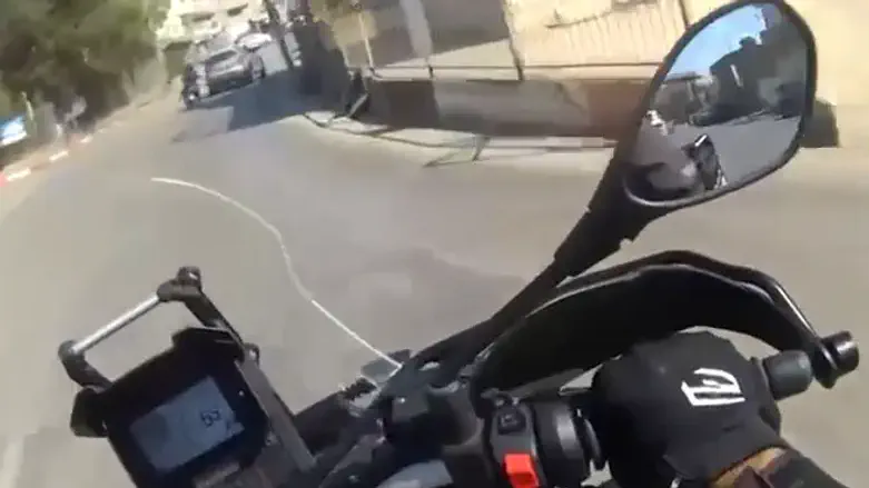 הרכיב את בן דודו בן ה-7 ללא קסדה ונמלט: המרדף שתועד ממצלמת מג"ב