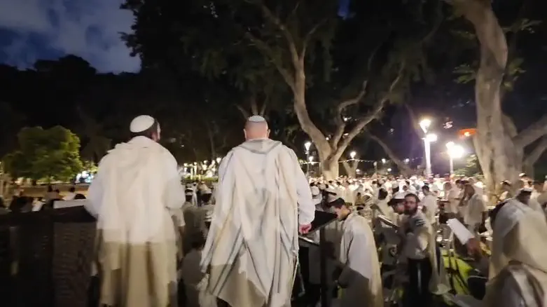 צפו: אלפים בתפילה של 'ראש יהודי' בתל אביב