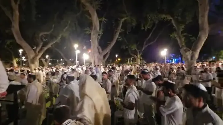 תפילת יום הכיפורים בתל אביב | ישראל זעירא: בעד קירוב, נגד עיקום ההלכה