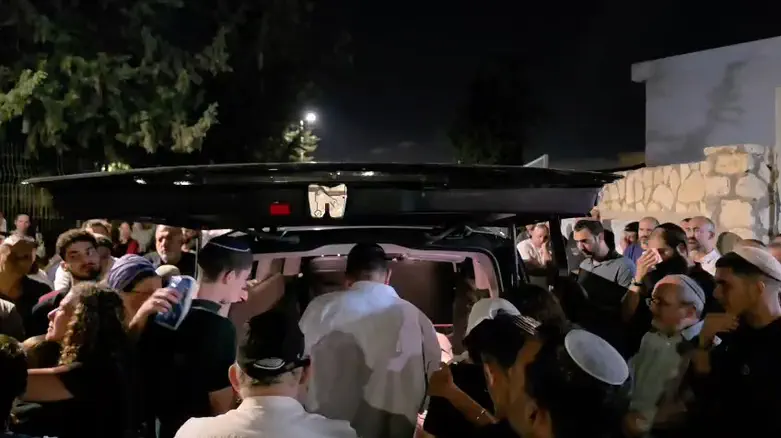 מצמרר | בנו של נתנאל שקרון הי"ד בקדיש ראשון על אביו