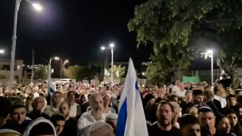 שירת 'תהא השעה הזאת' בפתיחת מסע ההלוויה