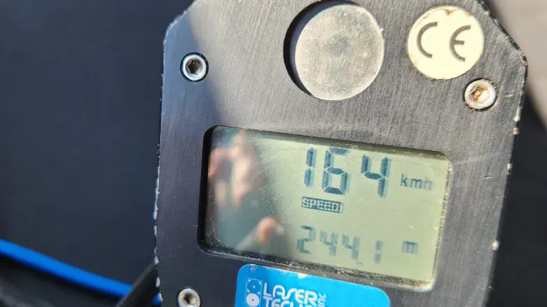 טסה על כביש במרכז חיפה במהירות 164 קמ"ש
