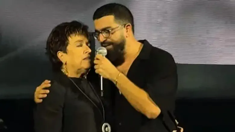 צפו: חנן בן ארי שר עם אימו את 'ניגון הנשמות'