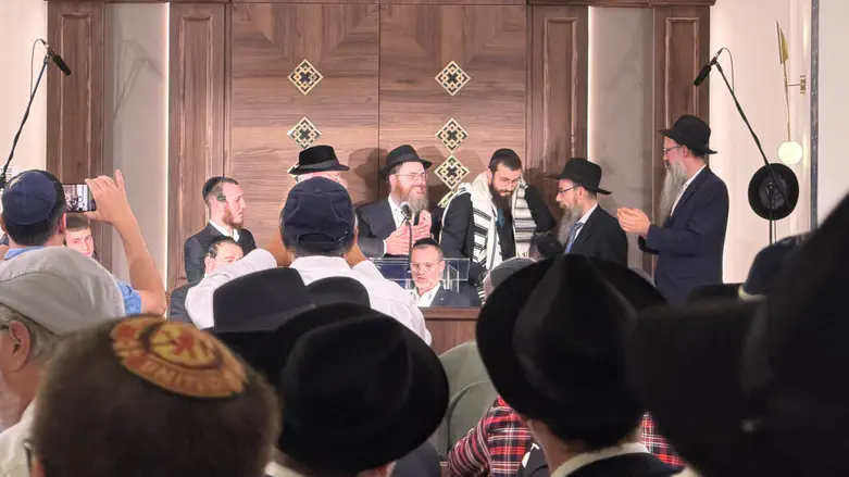 התעוררות יהודית בבודפשט | מחסן הספרים הפך לבית תפילה שוקק חיים