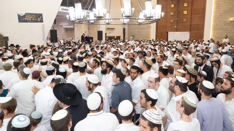 שואבים רוח הקודש: ב'מרכז הרב' מתכוננים לשמחת בית השואבה המרכזית בישיבה