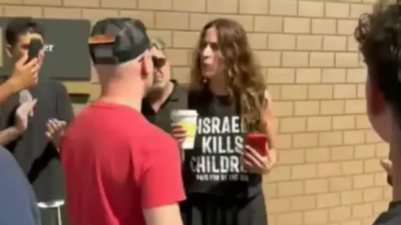 לוס אנג'לס: החולצה שעוררה מחאה מחוץ למאפייה הכשרה