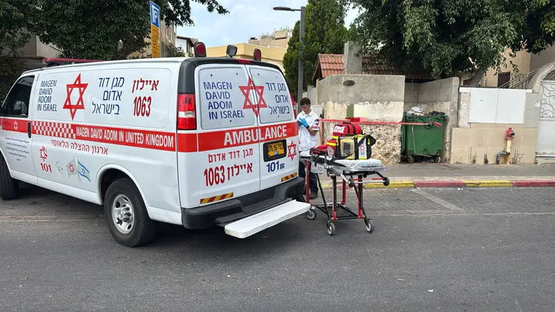 מטען התפוצץ בחולון ופצע נער בן 15; המשטרה: הרקע פלילי