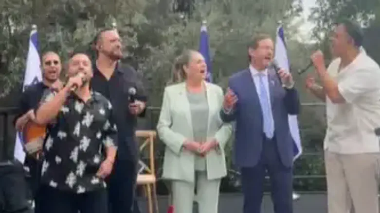 רגע ספונטני בבית הנשיא: הרצוג הצטרף לפרויקט של רביבו בשירת "ירושלים של זהב"