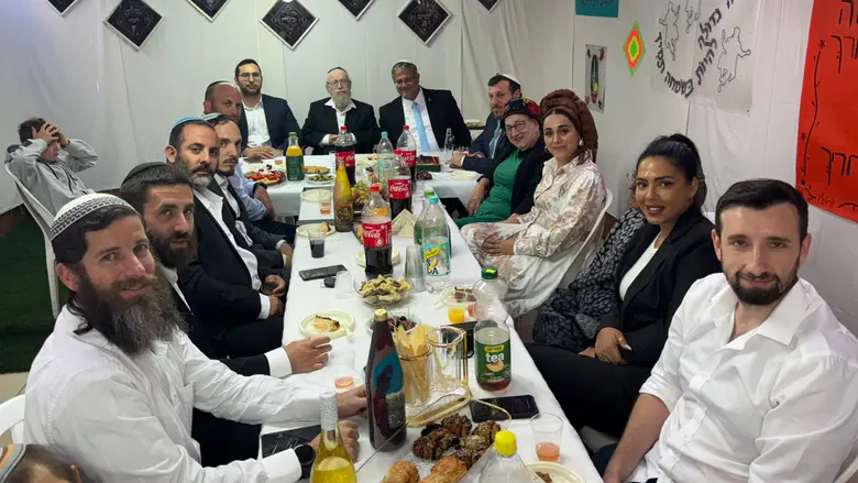 חברי עוצמה יהודית בהקבלת פני רבו אצל הרב ליאור: "המטרה לעודד הגירה ולזרוק את היועמ"שית"
