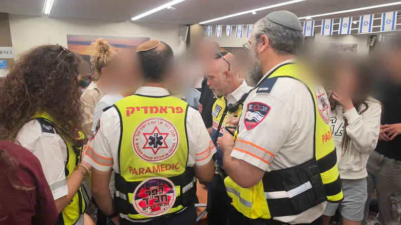 בשירת "עם ישראל חי" | טיסת החילוץ מסעודיה נחתה בשלום בנתב"ג