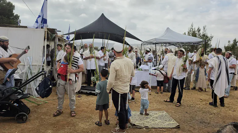 שחרית מול דהריה: כך נראית נקודת ההתיישבות החדשה בהר חברון