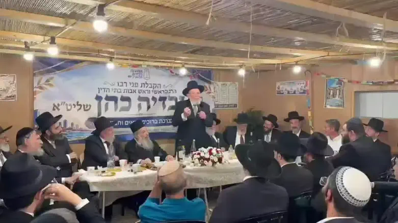 תיעוד: עשרות רבנים באמירת "מזמור לתודה" בעקבות נס ההצלה במטוס