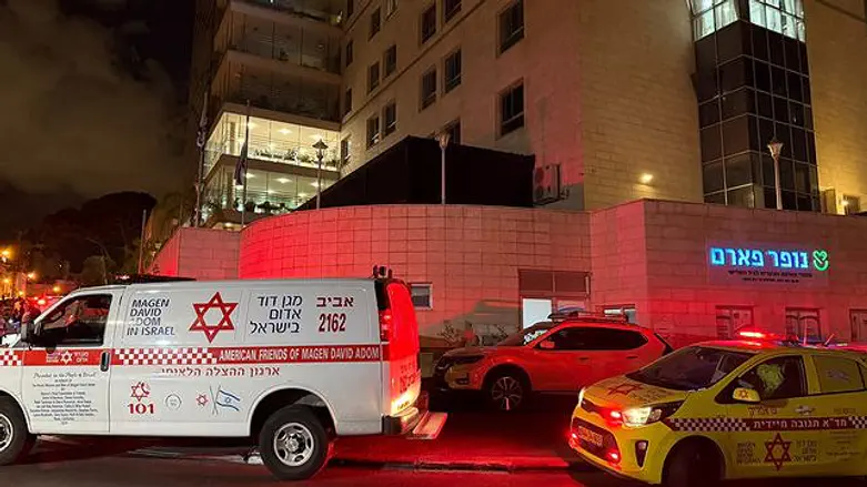 שריפה בבית אבות בבני ברק: 24 נפגעו, שניים במצב קשה