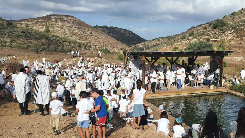 "לא ינצחו אותנו" | מאות בתפילה במעיין שבו נרצח נתנאל שקרון