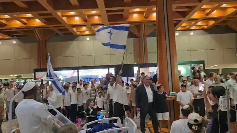 השמחה יצאה מבית המדרש: מאות תלמידים רקדו עם המאושפזים בשיבא