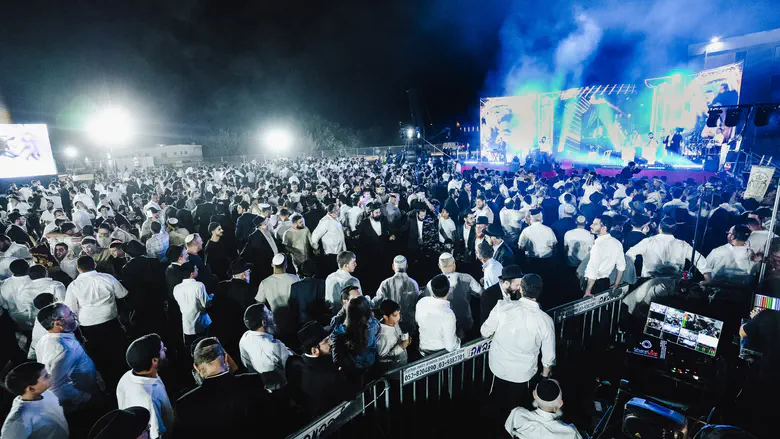 12 אלף חוגגים בהקפות השניות בכפר חב"ד