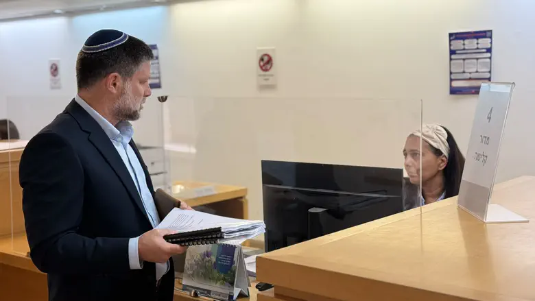 עיכוב הבנייה ב-E1 | סמוטריץ' עתר נגד היועמ"שית