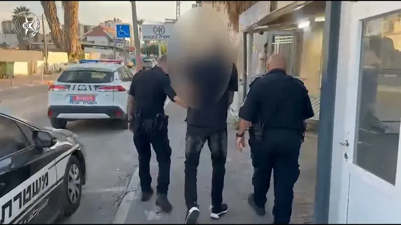 תיעוד דרמטי מלוד: רוכב אופנוע דרס שוטר במהלך מנוסתו ונמלט