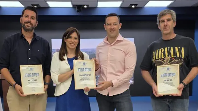 חוטובלי העניקה תעודת הוקרה ליוצרי הסרט שחושף את פשעי חמאס בעזה